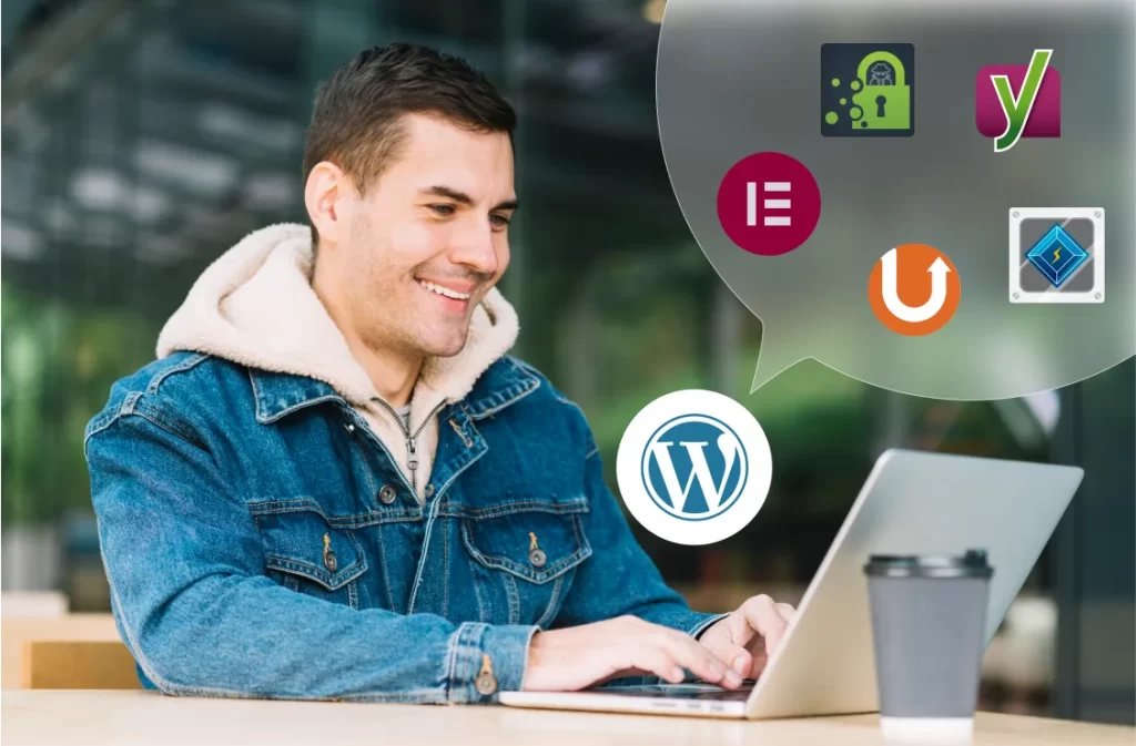 Um jovem sorridente, vestindo uma jaqueta jeans e um moletom, usa um laptop com um ícone do WordPress próximo à tela e um balão de fala contendo diversos ícones de plugins