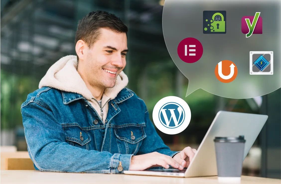 Um jovem sorridente, vestindo uma jaqueta jeans e um moletom, usa um laptop com um ícone do WordPress próximo à tela e um balão de fala contendo diversos ícones de plugins