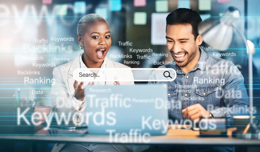 Dois profissionais de marketing digital, uma mulher negra com cabelo curto e um homem hispânico, olhando para um laptop com expressões animadas. Uma barra de pesquisa digital sobreposta com a palavra "Search..." está no centro, cercada por palavras-chave de SEO como "Keywords", "Traffic", "Backlinks" e "Ranking".