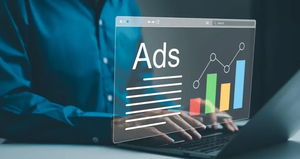 Pessoa utilizando notebook com interface digital exibindo anúncios e gráfico de desempenho em destaque.