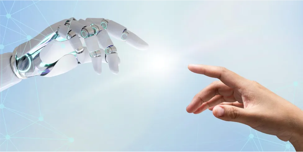 Mão humana prestes a tocar uma mão robótica sobre um fundo com elementos digitais e conexão em rede.