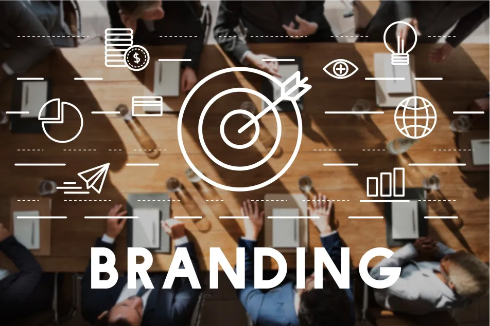 Reunião de negócios focada em branding com elementos gráficos de marketing digital sobrepostos.