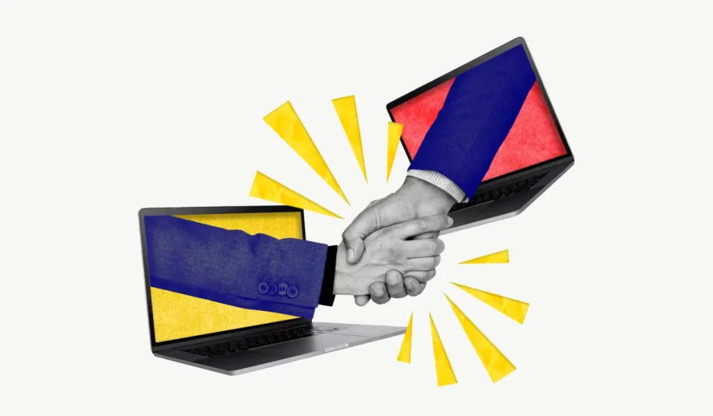 Aperto de mãos entre dois profissionais saindo de notebooks com destaque para texto sobre estratégia de marketing.
